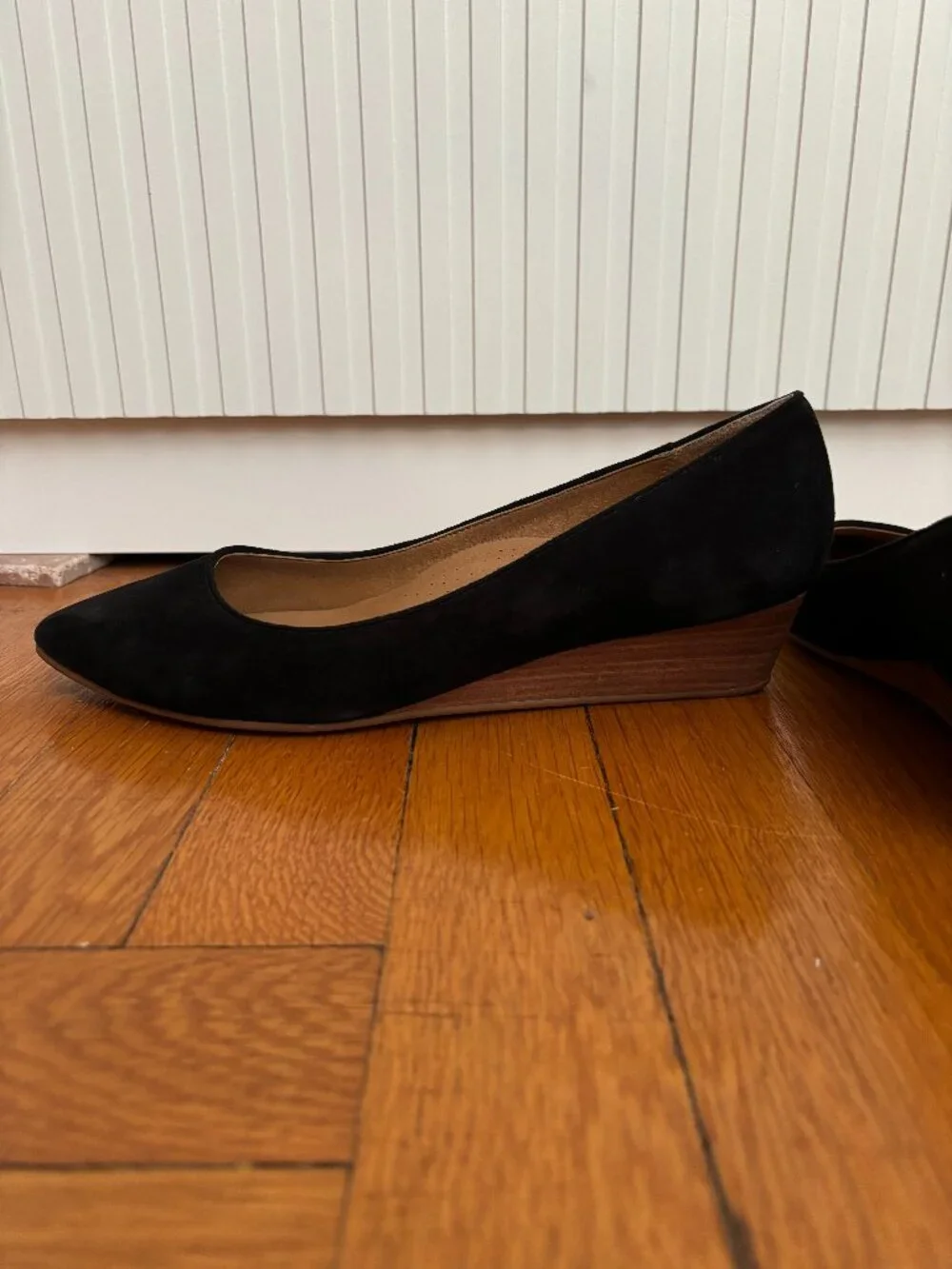 Susina Black Suede Wedge Pumps Pointed Toe Sz 9.5